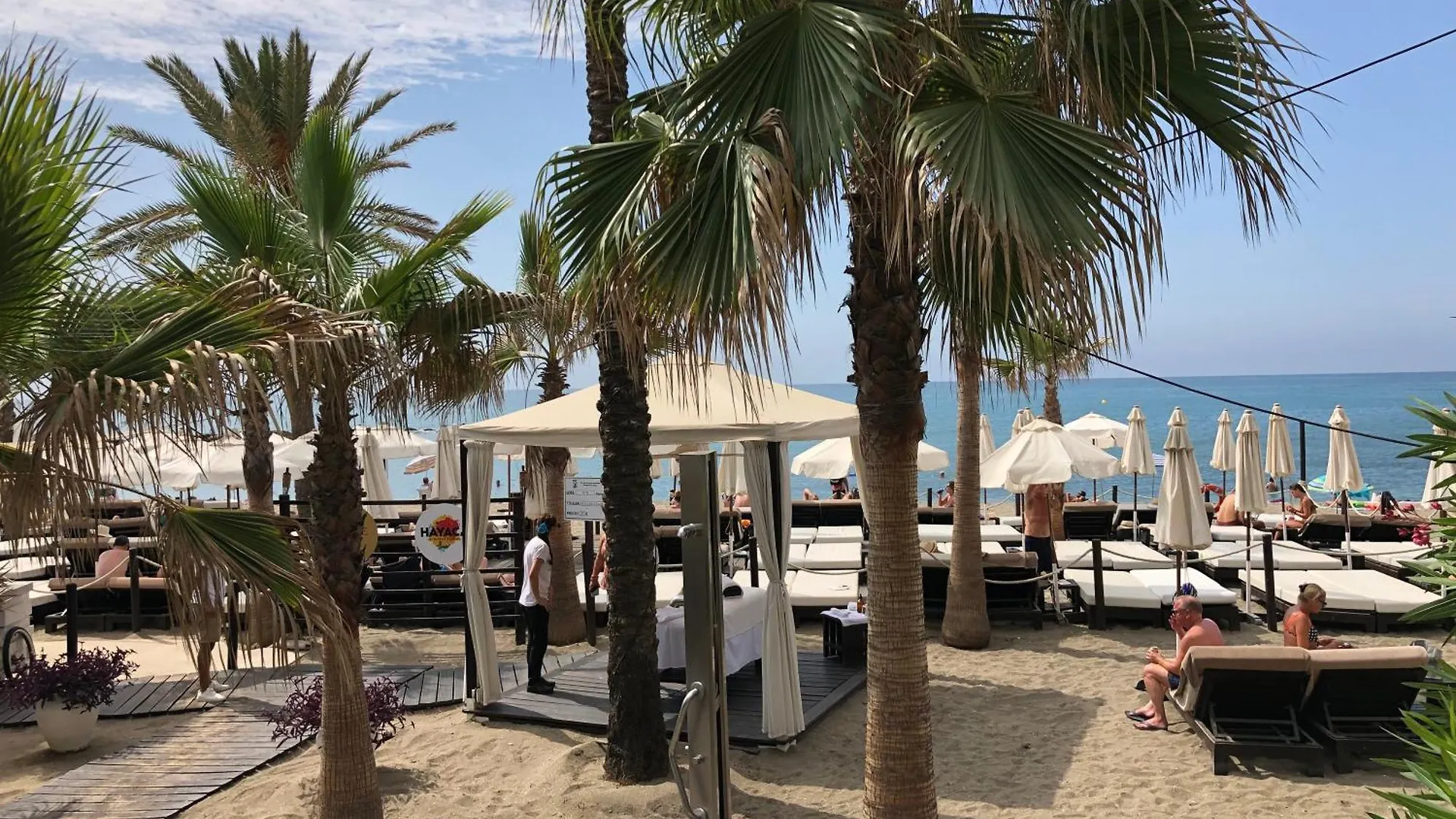 Upscale 3 Bedroom Apartment 300M From The Beach フエンヒロラ
